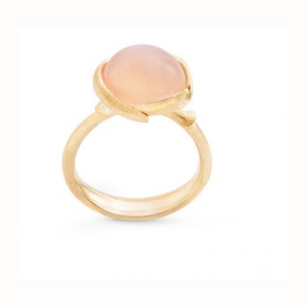 Ole Lynggaard Ring Lotus 18 karat guld. Blush månsten. 1 exemplar. STL. 56