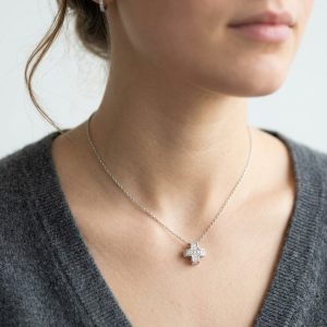 Hänge i 18 k vitguld & Diamanter. Totalt 0,13 ct