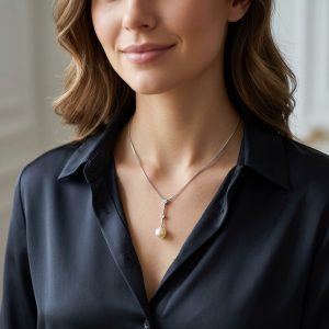 Hänge/kedja i 18k vitguld med Pärla och diamanter. Bliss Jewerly