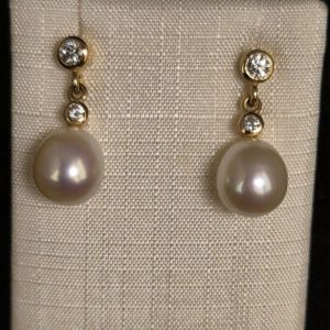 Örhänge 18k guld Pärlor och diamanter 0,25 ct 1 exemplar
