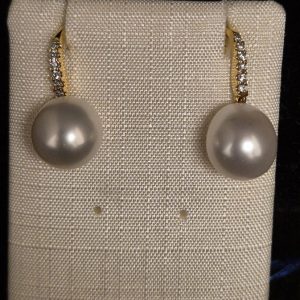 Örhänge 18k guld Pärlor och diamanter 0,22 ct 1 exemplar