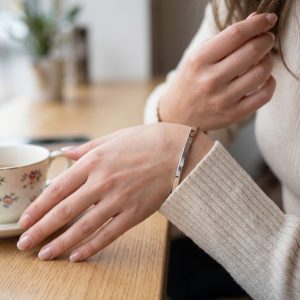 Armring i 18 k vitguld. Slät och rak modell öppningsbart