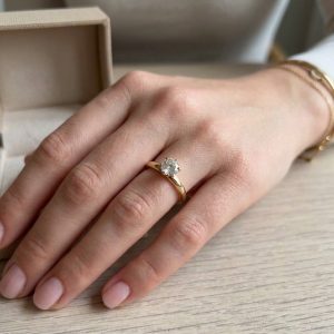 Diamantring med 6 klo fattning 18 k. 1,01 ct. Tw/Si. Nyhet!