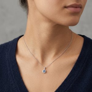 Hänge i 18 k vitguld & Diamanter 0,15 ct med en blå topas